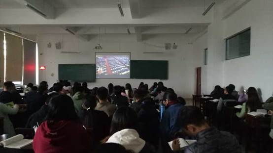 说明: E:\00研一\挂网事宜\普通文章发布\点点taptap组织全院师生观看十九大开幕式新闻稿\点点taptap组织全院师生观看十九大开幕式新闻稿\图片\16园林班集中观看.jpg